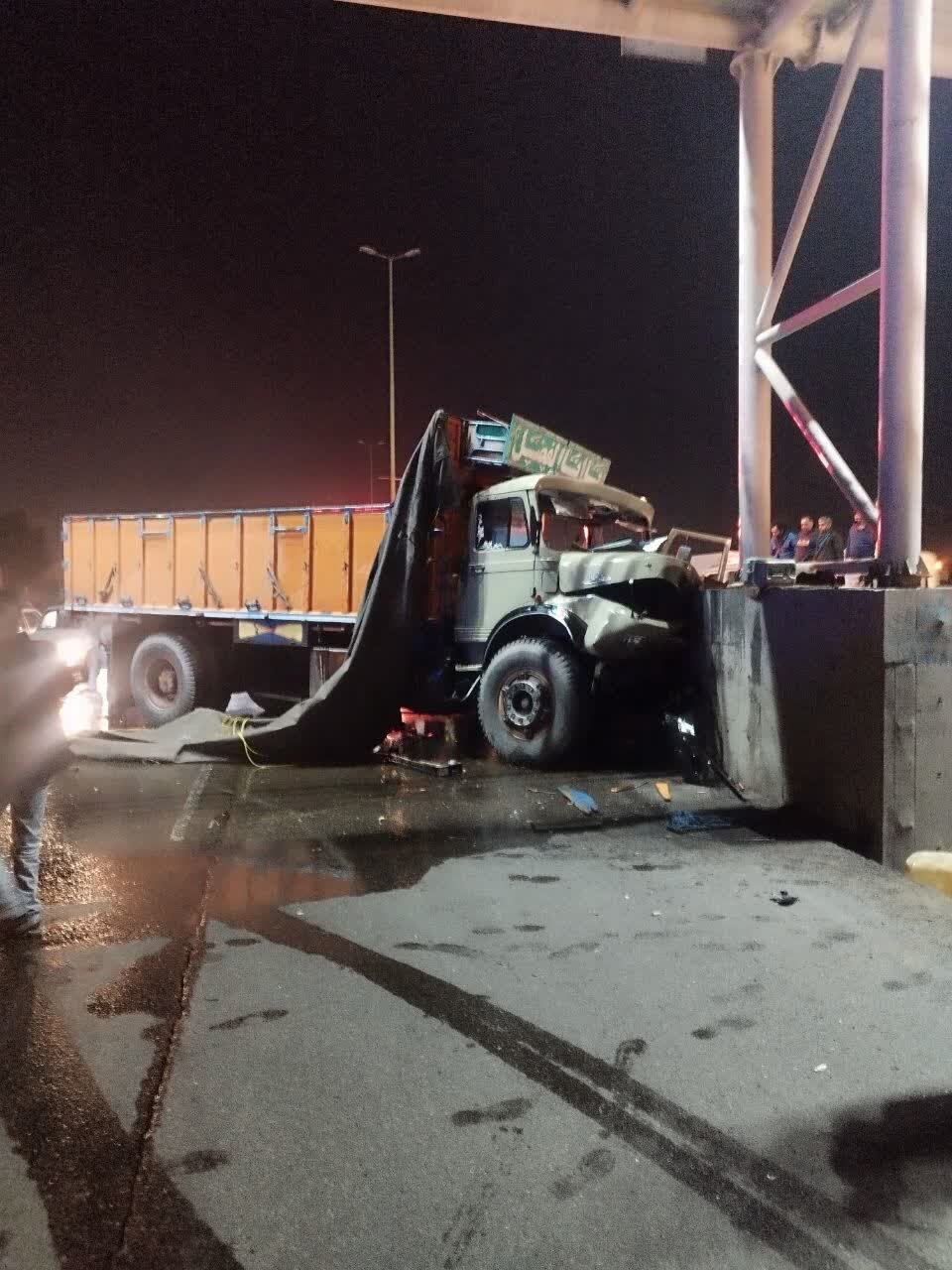 تصادف و برخورد کامیون با پایه پل در گورت اصفهان یک کشته داشت + عکس