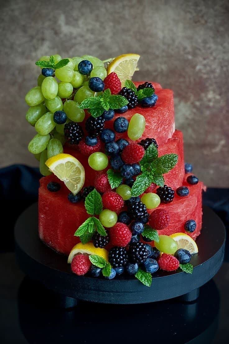 تزیین هندوانه به صورت کیک طبقاتی با انواع میوه ها 
