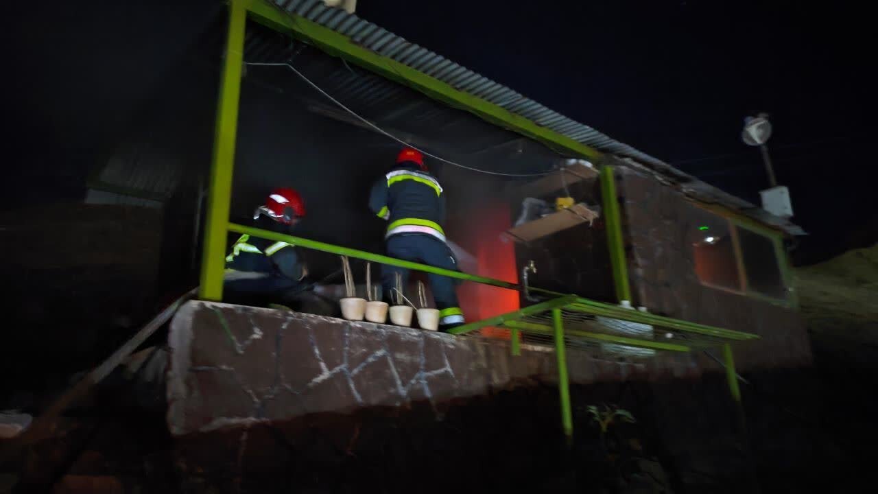 برخورد پراید با تیر چراغ برق / حریق در گاراژ خودروهای اسقاطی و اتاقک نگهبانی کوه صفه + عکس