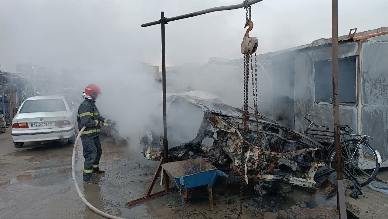 برخورد پراید با تیر چراغ برق / حریق در گاراژ خودروهای اسقاطی و اتاقک نگهبانی کوه صفه + عکس