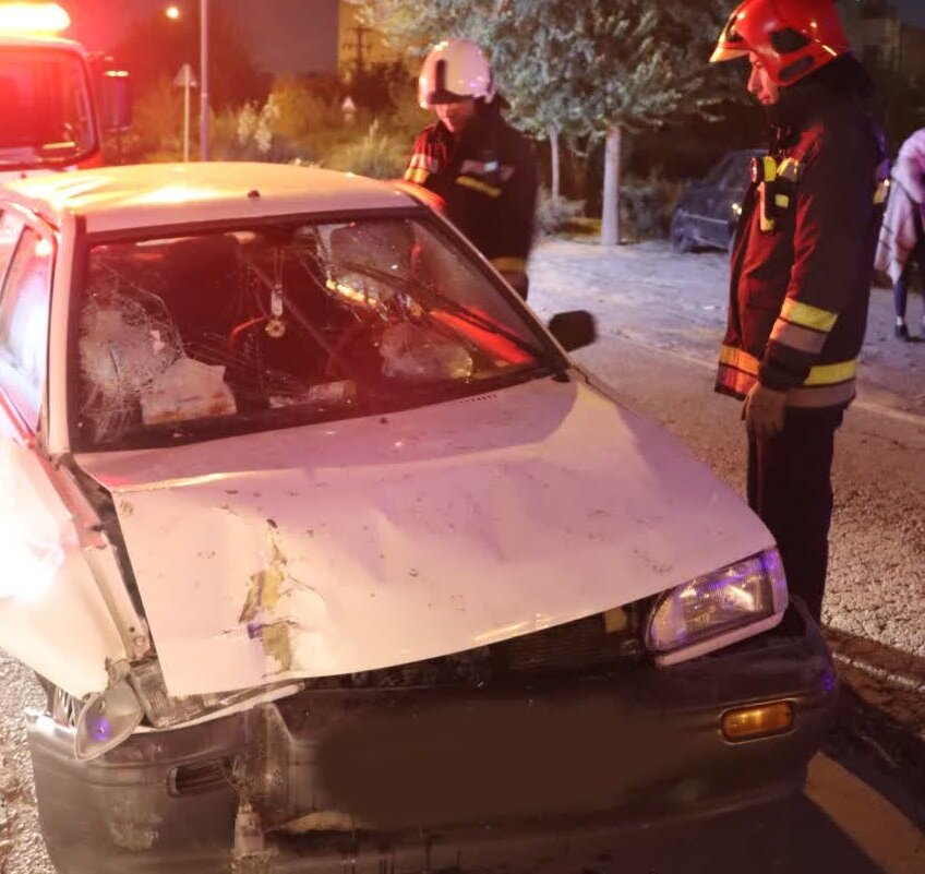 برخورد پراید با تیر چراغ برق / حریق در گاراژ خودروهای اسقاطی و اتاقک نگهبانی کوه صفه + عکس