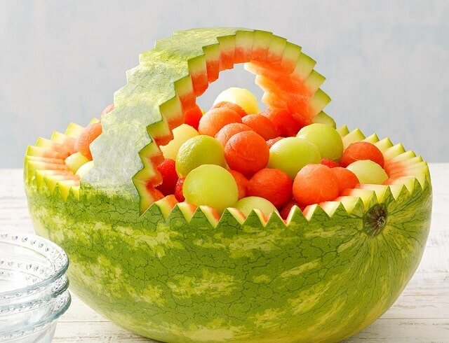 پوست هندوانه به صورت ظرف میوه برای شب یلدا