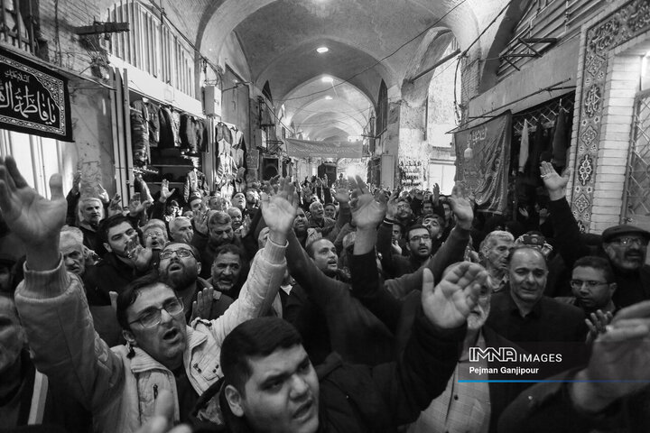 قافله عزاداری ایام شهادت حضرت زهرا(س) در بازار اصفهان