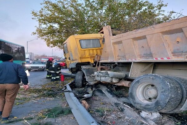 برخورد کامیون با ۹ درخت حاشیه بزرگراه شهید اردستانی در اصفهان / حادثه تلفات جانی نداشت