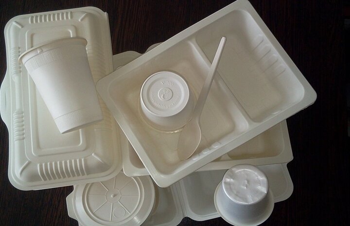 اجرای طرح توزیع ظروف یکبار مصرف بر پایه گیاهی در قم