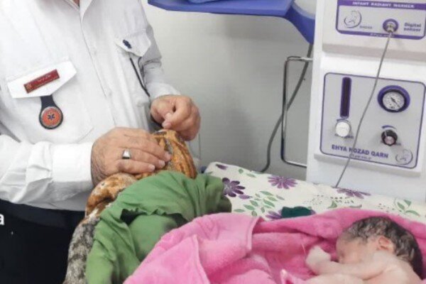چشم گشودن نوزاد بستان‌آبادی در کابین آمبولانس