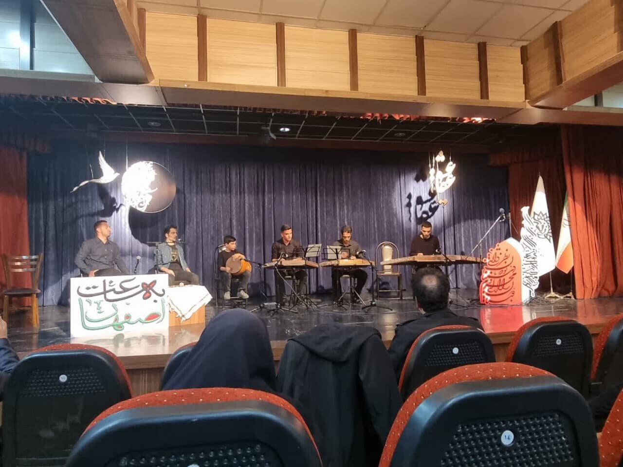 اینجا واژهها بهخط شدهاند