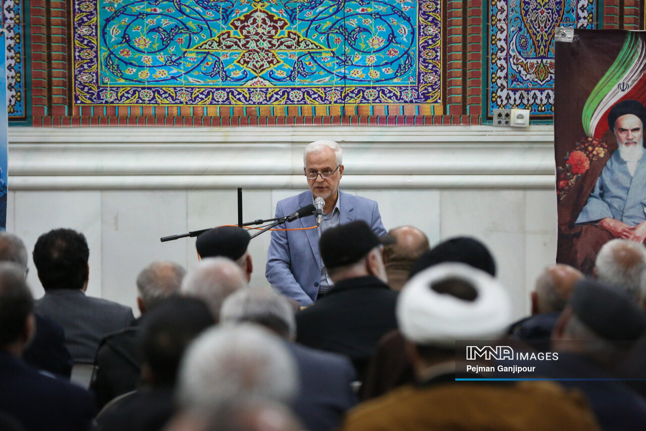 اتوبوسهای برقی در مسیر نصفجهان/احداث هر کیلومتر قطار شهری ۳ هزار میلیاردتومان هزینه دارد