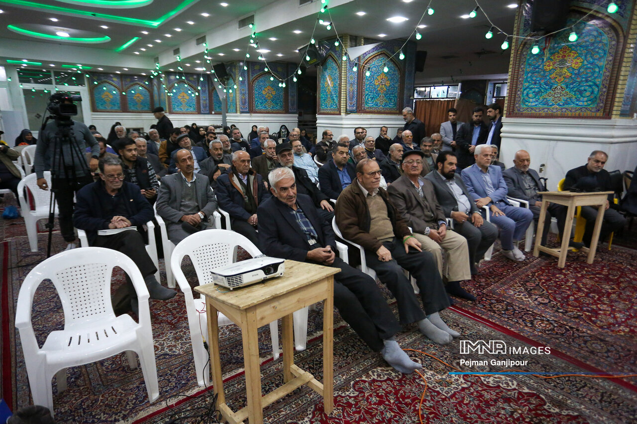 اتوبوسهای برقی در مسیر نصفجهان/احداث هر کیلومتر قطار شهری ۳ هزار میلیاردتومان هزینه دارد