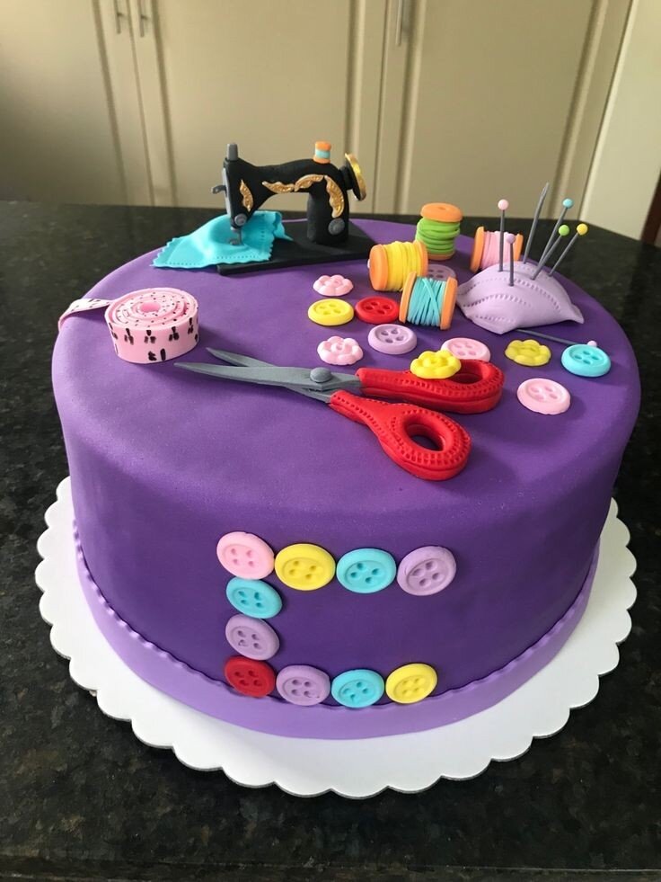 کیک با روکش خامه و فوندانت با دیزاین خیاطی