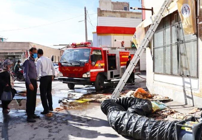 مهار آتش‌سوزی انبار مواد غذایی در کرمان