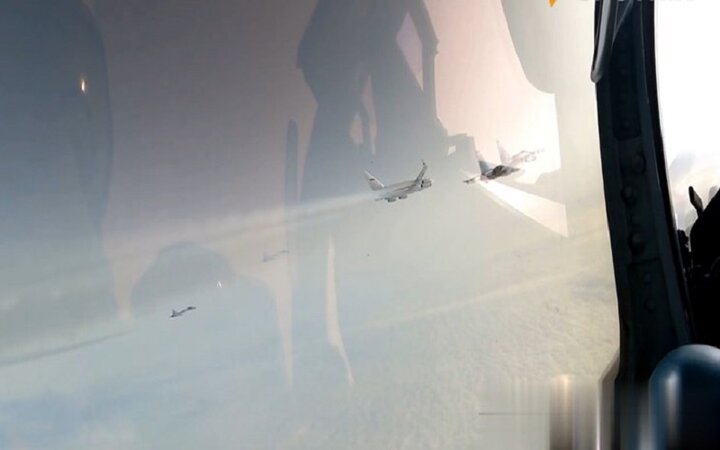 اسکورت هواپیمای پوتین با جنگنده‌های سوخو-۳۵ + فیلم