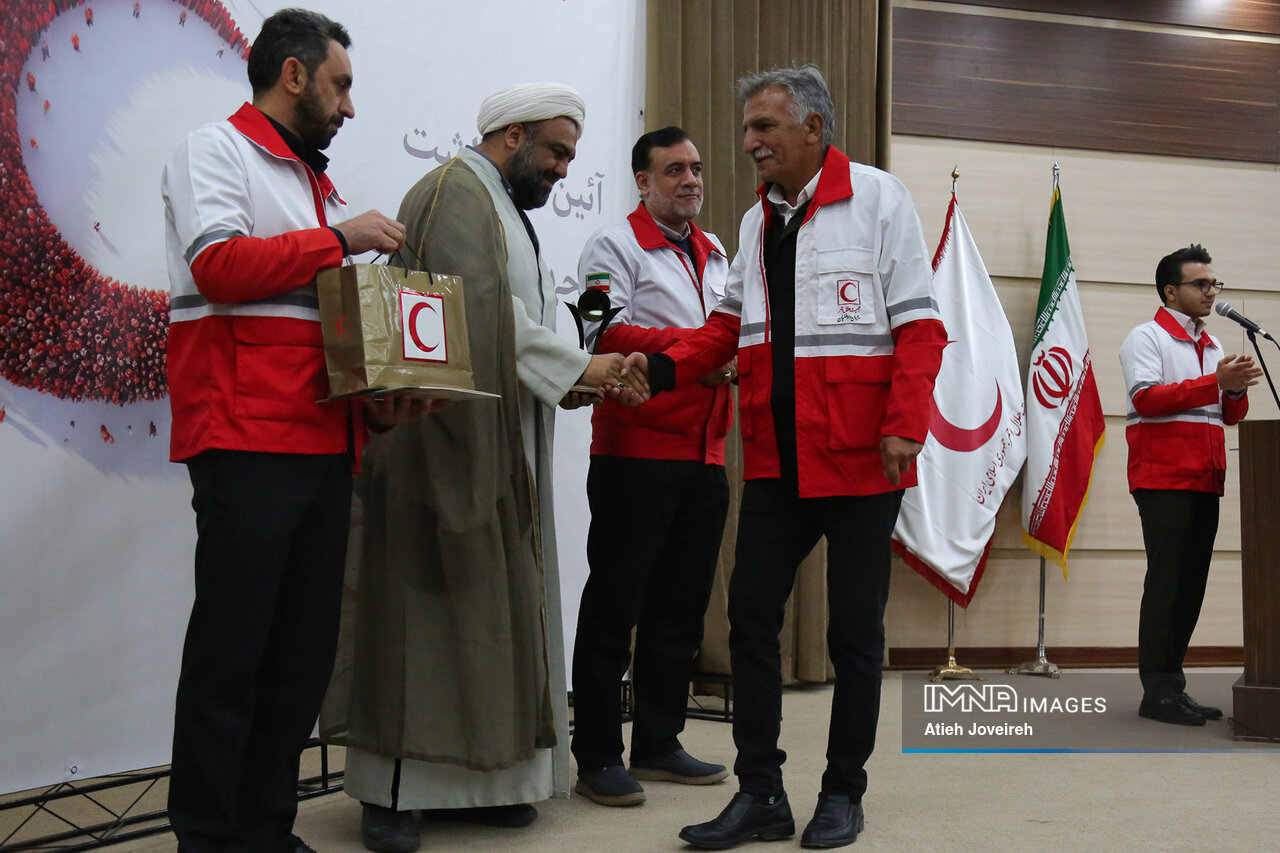 داوطلبان هلالاحمر، انسانهایی فداکار و لایق والاترین تکریمها هستند