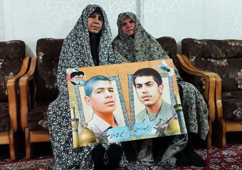 برادرانی که در شهادت از هم سبقت گرفتند/ مادری که هنوز چشم بهراه حبیبش است