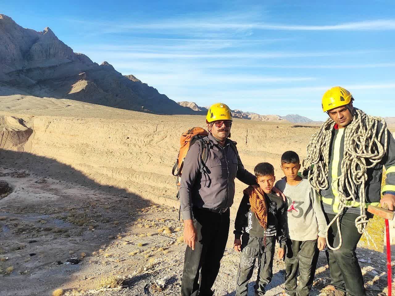 نجات دو کودک کرمانی گرفتار در کوه