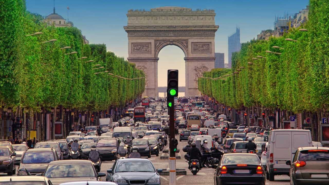 راهکار فرانسه برای ترویج خودروهای برقی و حمل‌ونقل عمومی