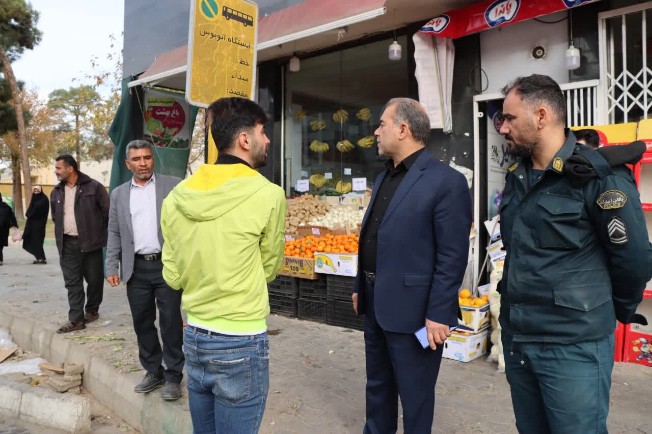 برخورد میدانی شهردار سمنان با سد معبر در سطح شهر