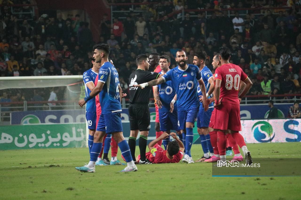 فوتبال ایران به میدان جنگ تبدیل شد! / عدم وجود VAR بهشدت احساس میشود