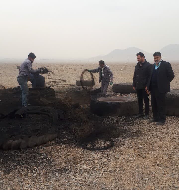 ماجرای آتش زدن شبانه لاستیک در نجف‌آباد و آلودگی محیط در پی آن پیگیری شد + عکس