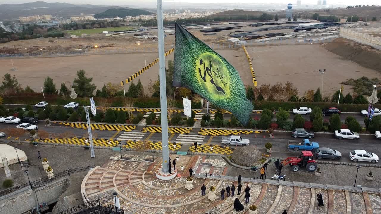 اهتزاز پرچم شهادت حضرت زهرا (س) در مجتمع گردشگری صفه + فیلم