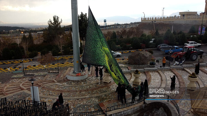 اهتزاز پرچم فاطمی در مجموعه صفه اصفهان