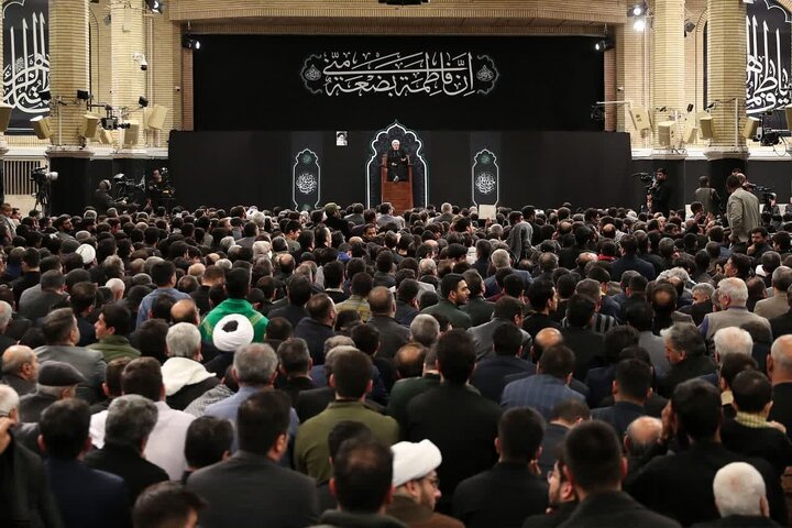 نگاهی به سومین شب مراسم عزاداری شهادت حضرت زهرا(س) در حسینیه امام خمینی(ره) + فیلم