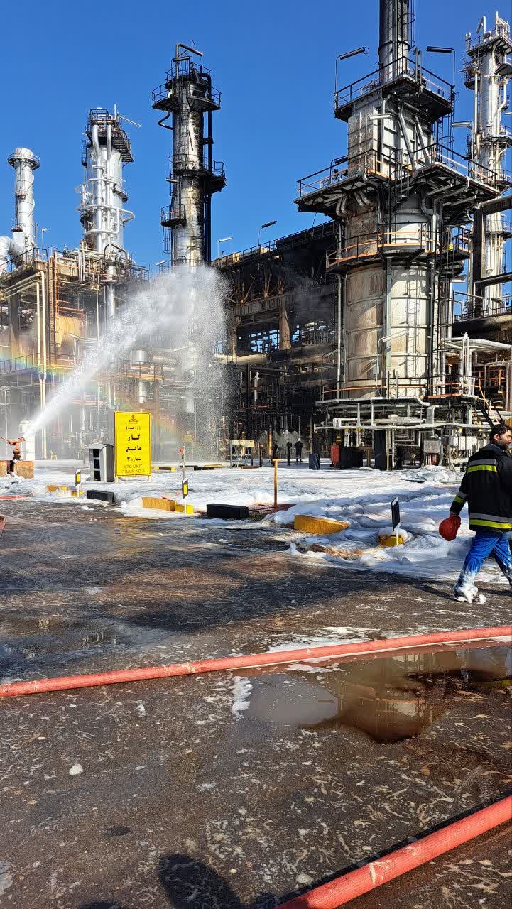 حریق پالایشگاه اصفهان اطفا شد / حضور ۲۵ تیم آتشنشانی در این حادثه + فیلم
