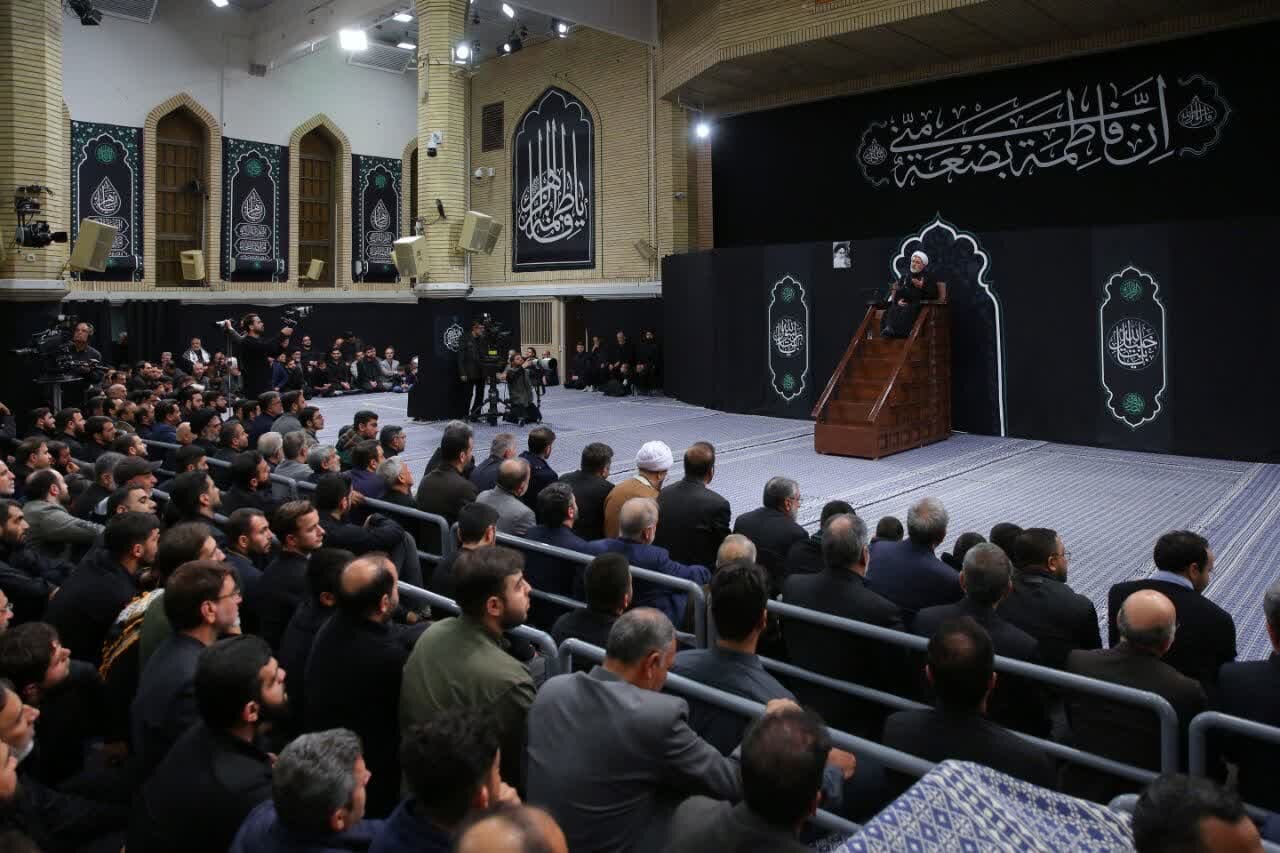 نگاهی به چهارمین شب مراسم عزاداری شهادت حضرت زهرا(س) در حسینیه امام خمینی(ره) + فیلم