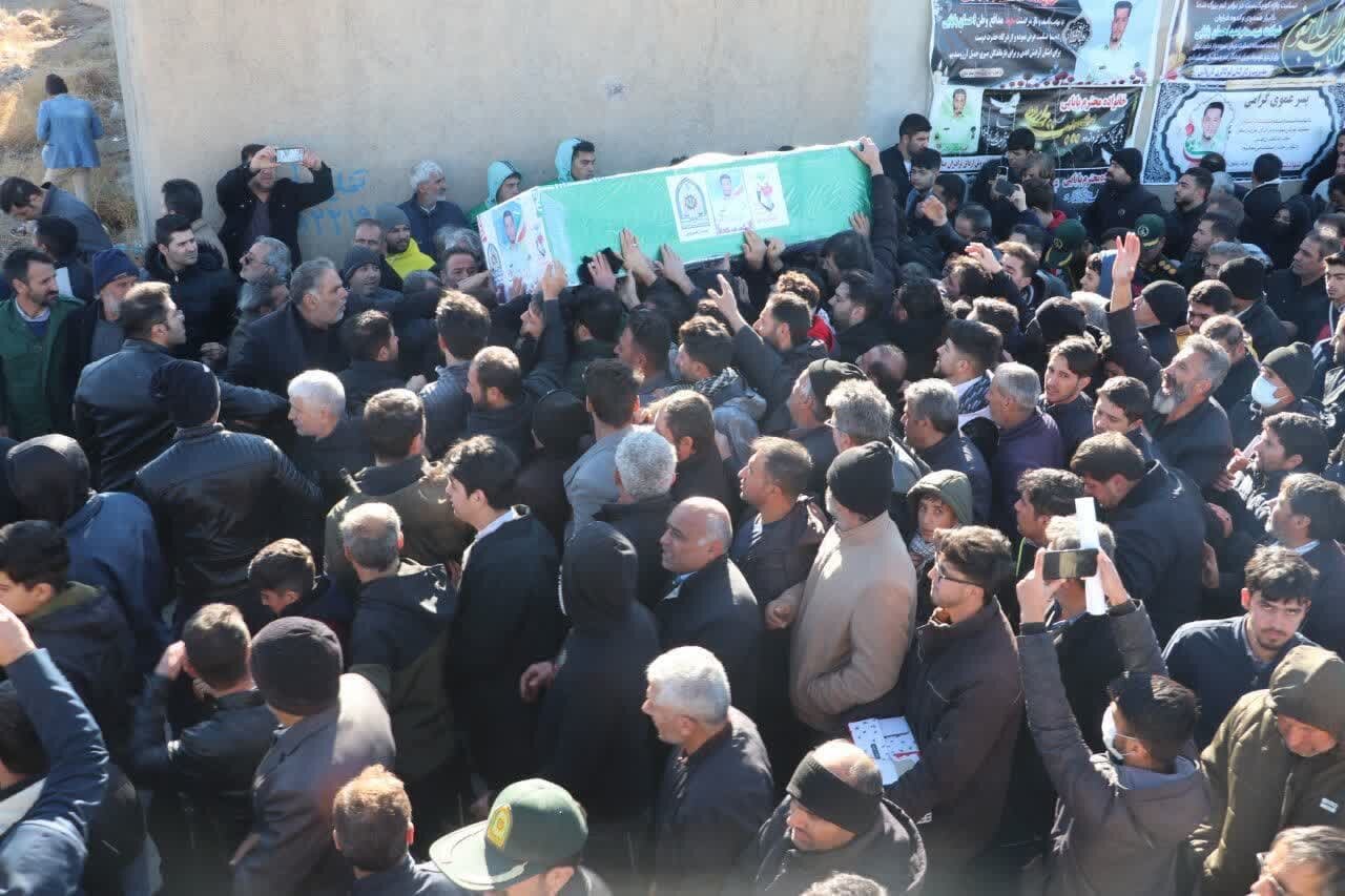 تشییع شهید مدافع وطن در شهرستان بویینزهرا + عکس