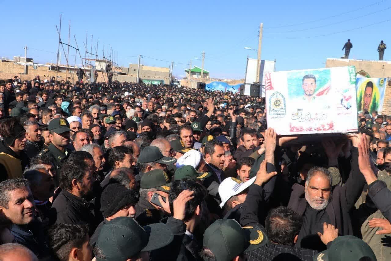 تشییع شهید مدافع وطن در شهرستان بویینزهرا + عکس