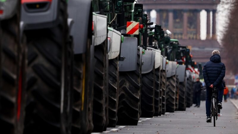 تظاهرات کشاورزان آلمانی و فرانسوی با کودپاشی و صفبندی تراکتوری