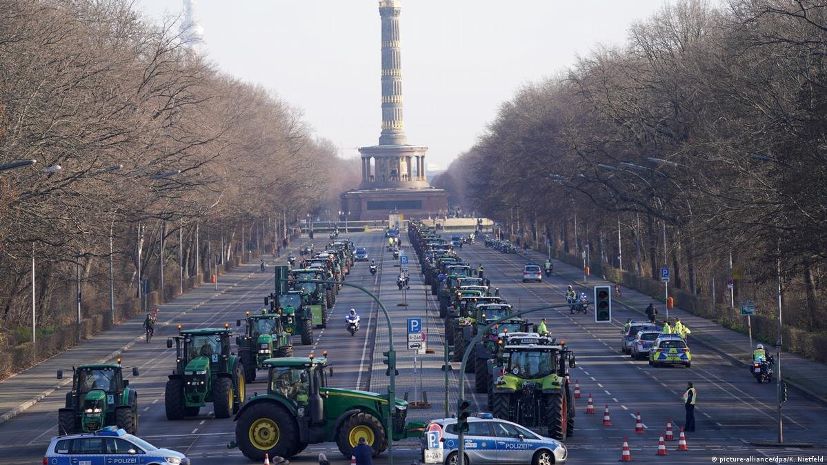 تظاهرات کشاورزان آلمانی و فرانسوی با کودپاشی و صف‌بندی تراکتوری