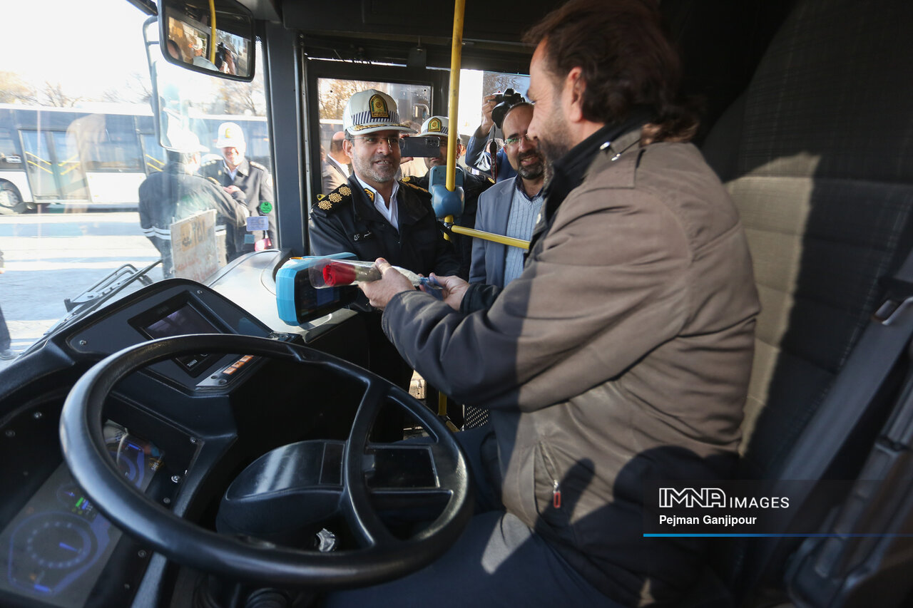 تقدیر از رانندگان اتوبوس و تاکسی های درون شهری اصفهان