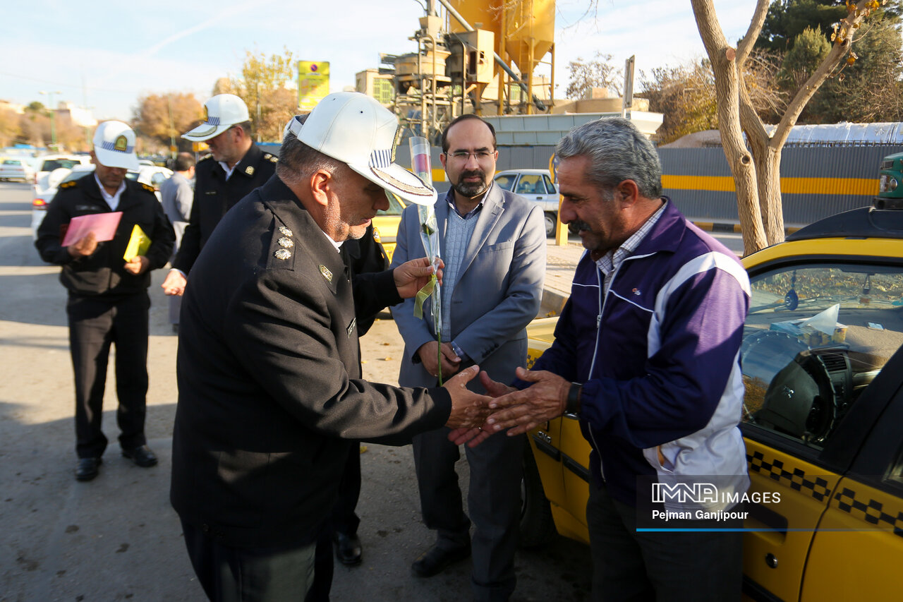رانندگان اتوبوس و تاکسی نماد قانونگرایی هستند
