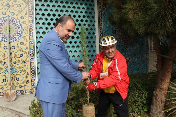 حضور سفیر اهدای خون پس از ۵۲ روز رکاب‌زنی در اصفهان