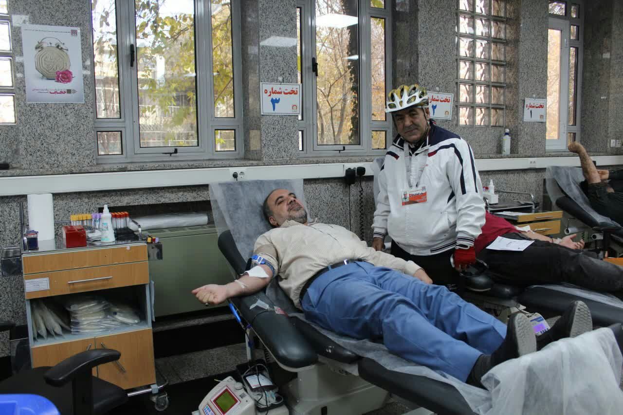 حضور سفیر اهدای خون پس از ۵۲ روز رکابزنی در اصفهان