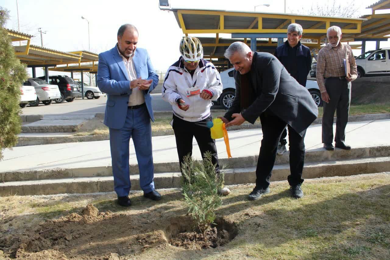 حضور سفیر اهدای خون پس از ۵۲ روز رکابزنی در اصفهان