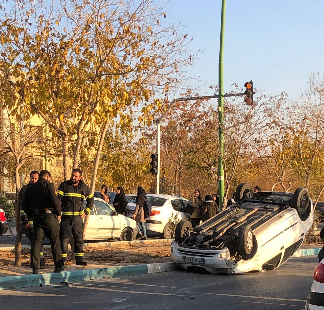 واژگونی تیبا روبهروی دانشگاه اشرفی سپاهانشهر + عکس