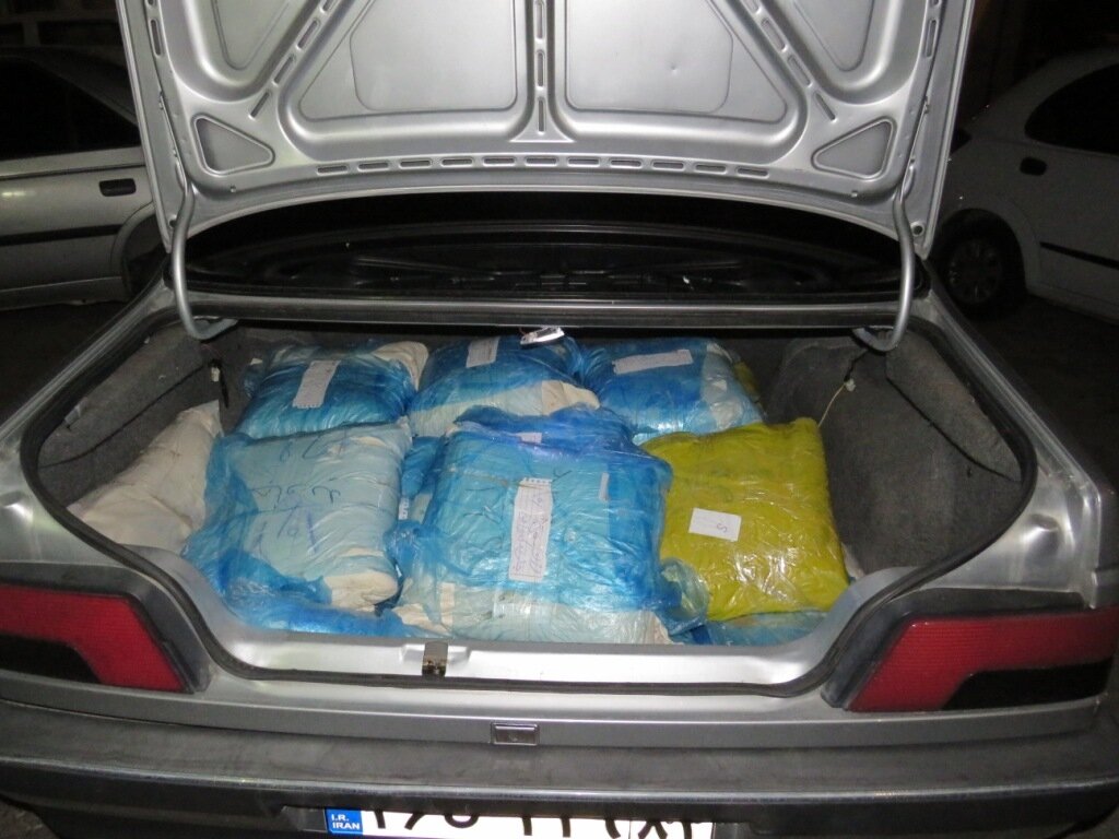 کشف ۲۴۰ کیلو تریاک از یک خودرو پژو در شهرستان فیروزآباد