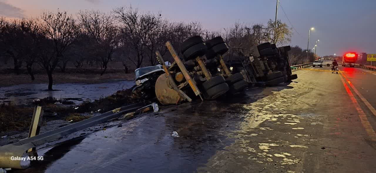 فوت راننده در حادثه واژگونی تریلی حامل اسید در قزوین + تصویر