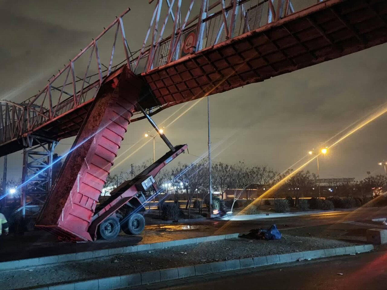 برخورد تریلی با پل عابرپیاده در بزرگراه آزادگان تهران حادثه آفرید + عکس