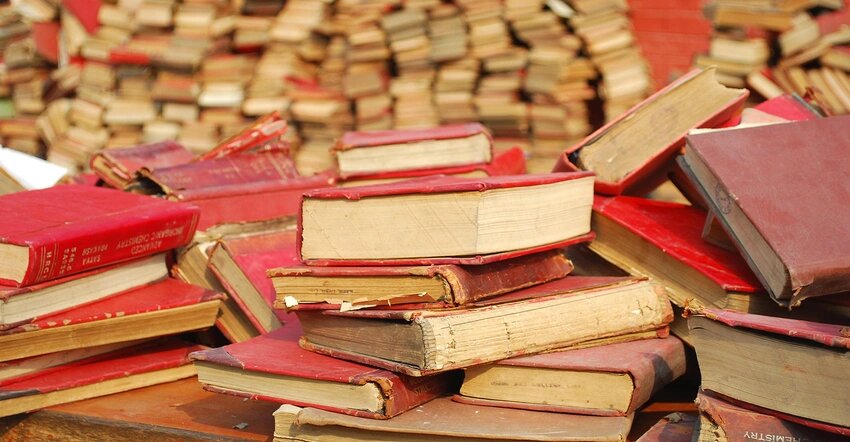 جمع‌آوری کتاب‌های آسیب دیده برای بازیافت در بریتیش کلمبیا