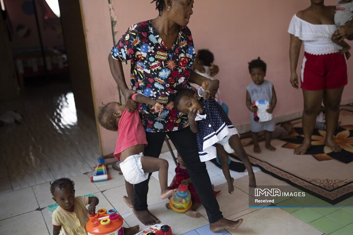 کودکانی که در محله سیت سولیل پورتو پرنس، هائیتی، در حال درمان به سوء تغذیه هستند، 29 مه 2023