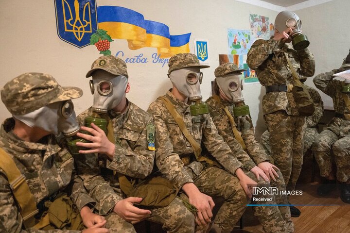 کادت ها در 6 ژوئن 2023 در یک پناهگاه بمب در یک مدرسه دانش آموزان در کیف، اوکراین، با ماسک های گاز تمرین می کنند.