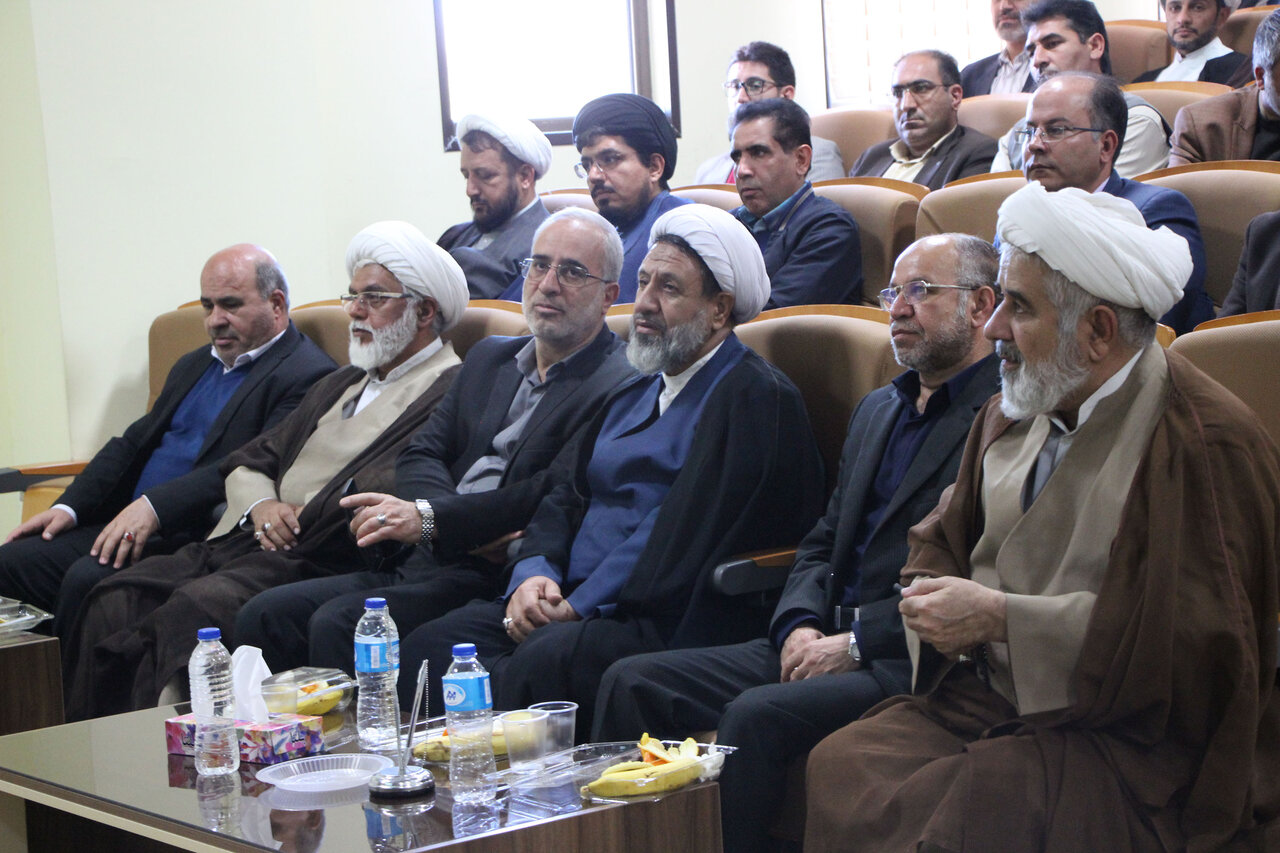 از مجموعه چهل جلدی «رهنامه» در کرمان رونمایی شد