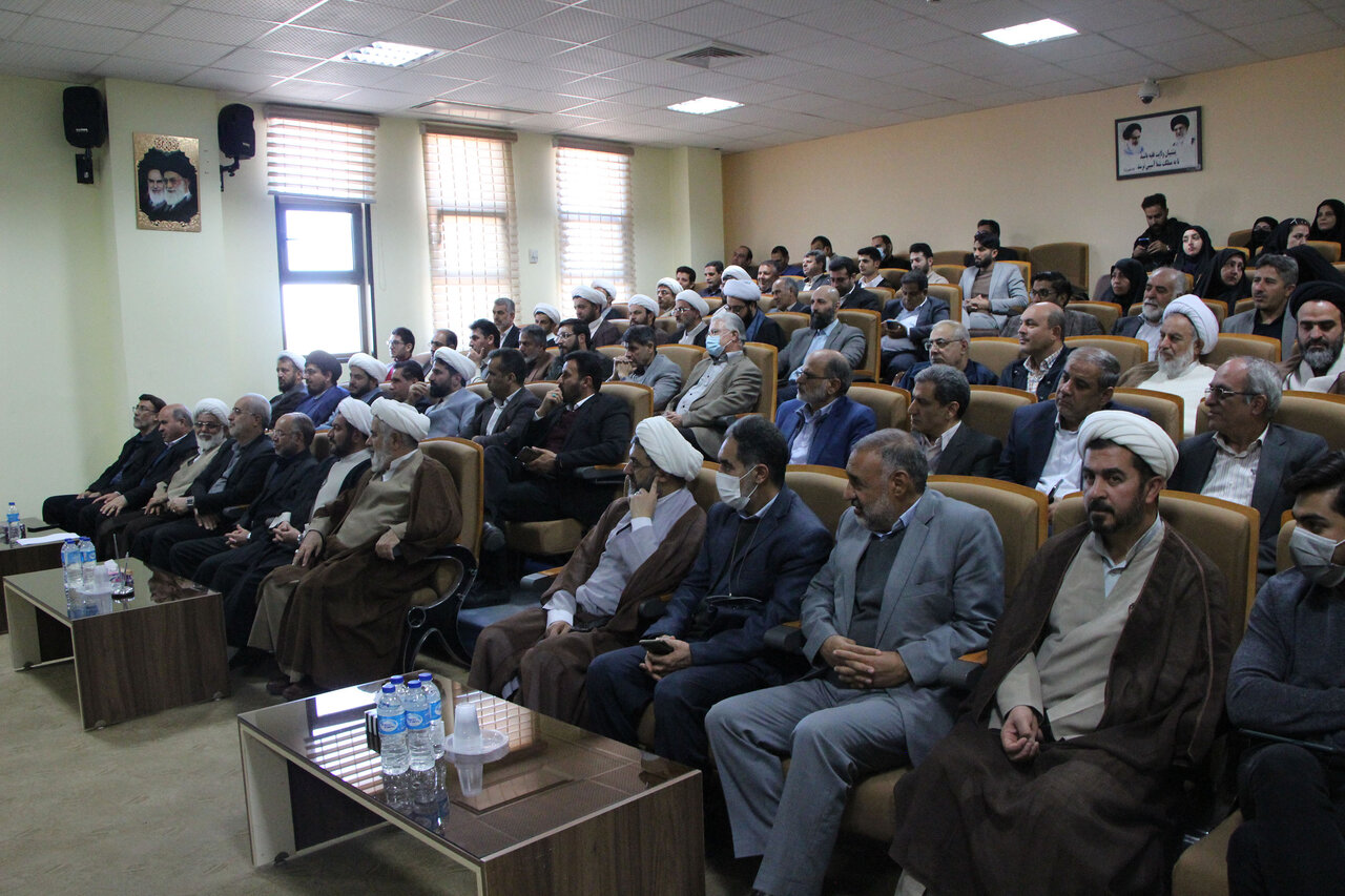 از مجموعه چهل جلدی «رهنامه» در کرمان رونمایی شد