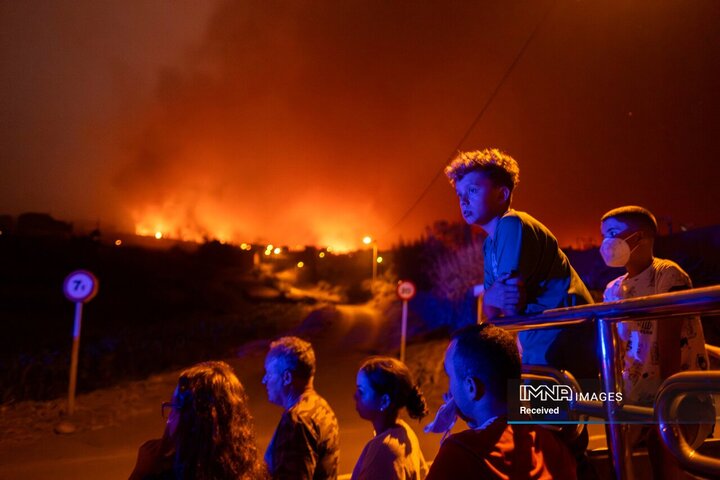 ساکنان روستای Benijos در حال تماشای آتش‌سوزی جنگلی در لا اوروتاوا در تنریف، جزایر قناری، اسپانیا، 19 اوت 2023