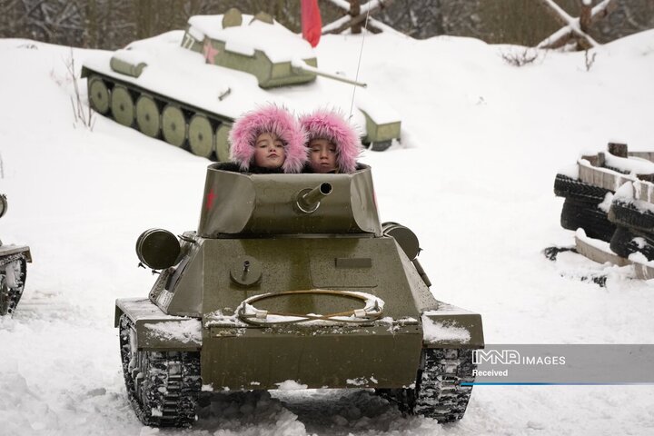 کودکان در 4 فوریه 2023 در یک جشنواره تاریخی نظامی در یک نمایشگاه در خارج از سن پترزبورگ، روسیه، مدلی از تانک شوروی دوران جنگ جهانی دوم را سوار شده‌اند.