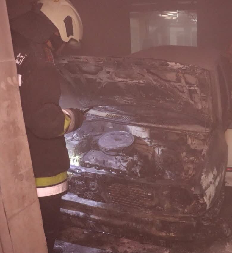 وقوع حریق در پارکینگ مجتمع مسکونی ۱۲ طبقه + عکس