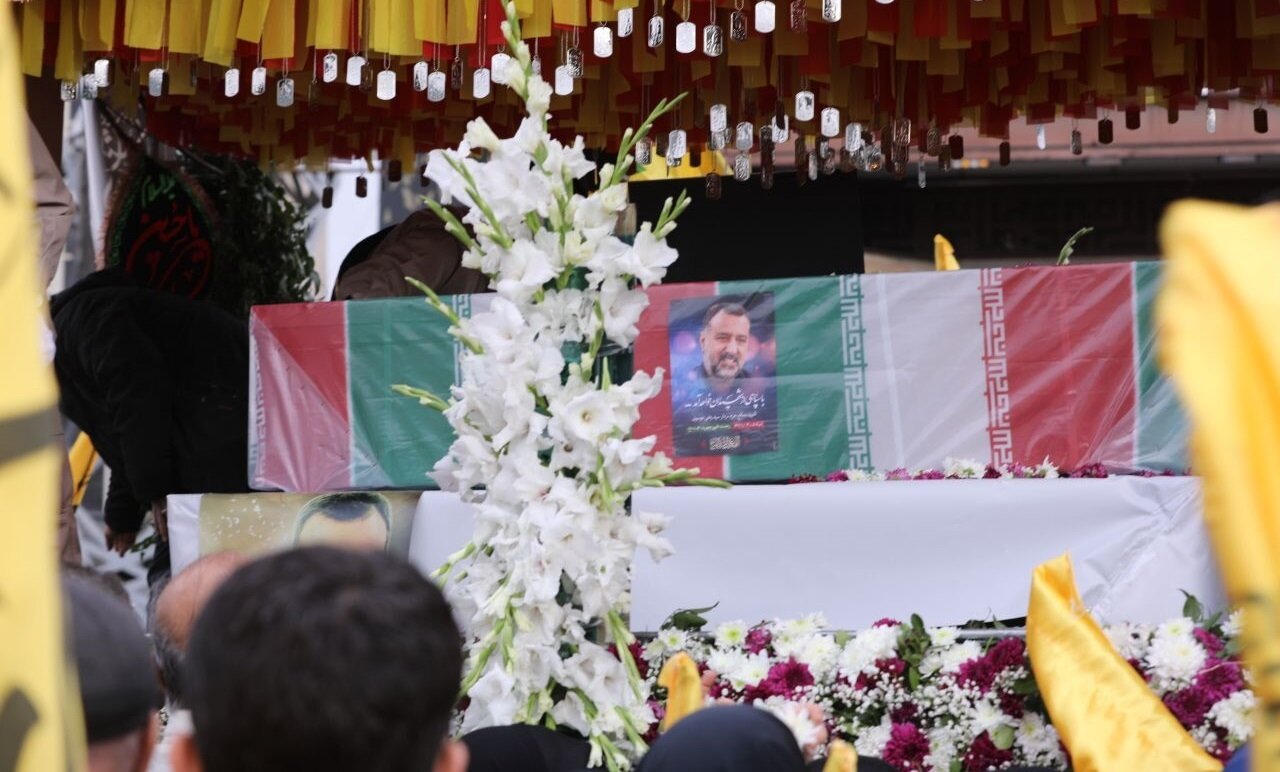 در سایه پرچم سه رنگ، همراه اشک و لبخند